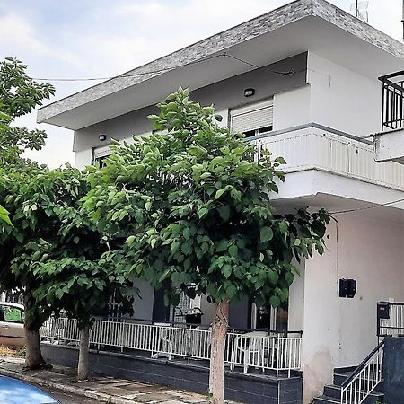 Ourania Apartment อัสโปรวาลตา ภายนอก รูปภาพ